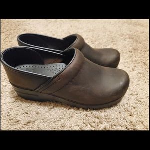 Brown Dansko shoes size 7.5 womens. Worn once. Excellent New condition